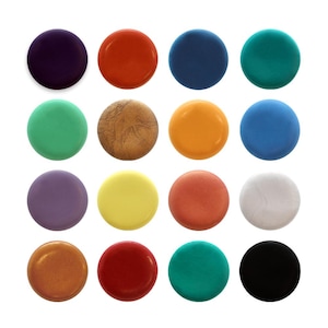 Puede incluir: Surtido de 16 muestras de pintura redondas en varios colores, incluyendo rojo, azul, verde, amarillo, naranja, morado, marrón, negro y blanco.