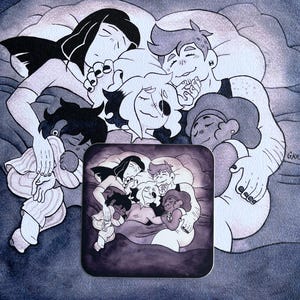 Puede incluir: Un posavasos cuadrado con una ilustración monocromática en tonos morados de cinco personas durmiendo juntas en una cama grande. La obra muestra a un grupo acurrucado bajo mantas, con la firma del artista G.KRAFT visible en el lado derecho.