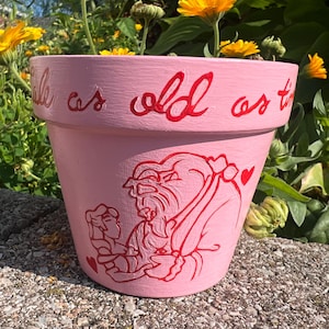 Maceta pintada a mano con un cuento tan antiguo como el tiempo