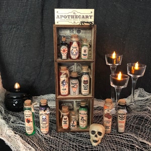 Halloween-apothekerset met toverdrankflessen, poeders, elixers en curiosa - rekwisietendecoratie