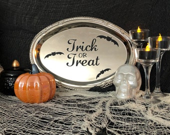 Ovale metalen Trick or Treat-tray met antieklook: Halloweendecoratie