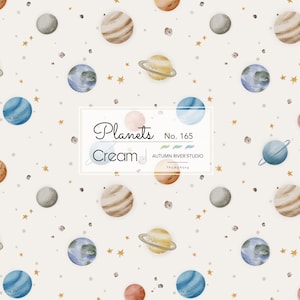 Può includere: Un motivo senza cuciture con pianeti, stelle e piccoli punti ad acquerello su uno sfondo crema. Il testo "Planets Cream No. 165 Autumn River Studio Thu Ha Kung" è al centro del motivo.