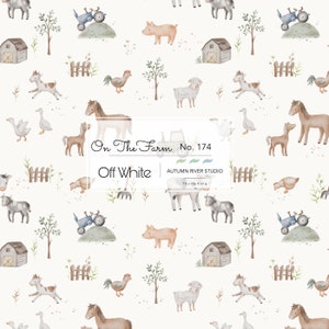 Pode incluir: Um padrão sem costura com ilustrações de aquarela de animais de fazenda, um trator, um celeiro e cercas em um fundo branco. O texto "On The Farm No. 174 Off White" é exibido no centro do padrão.