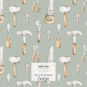 Könnte beinhalten: Ein nahtloses Muster mit verschiedenen Werkzeugen mit niedlichen Gesichtern, darunter ein Hammer, ein Schraubenschlüssel, eine Säge, eine Zange, ein Schraubendreher und eine Mutter. Die Werkzeuge sind in Aquarell auf einem Salbeigrün-Hintergrund illustriert. Der Text "Non-Exclusive Sage" ist im Muster enthalten.