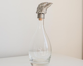 Jarra Falcon Head bañada en plata, década de 1960.