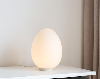 Lámpara de mesa vintage con forma de huevo de cristal opalino blanco, atr. de Fontana Arte