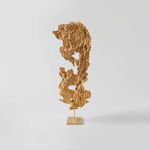 Uma escultura abstrata dourada de Philippe Cheverny, por volta de 1970