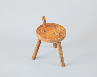 Taburete de ordeño antiguo de madera, siglo XIX.