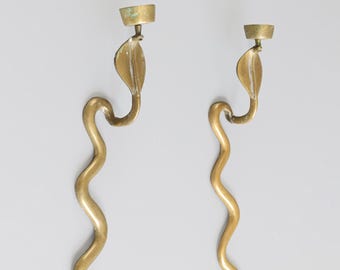 Grandes candelabros de pared vintage de latón con forma de cobra, de la década de 1960.