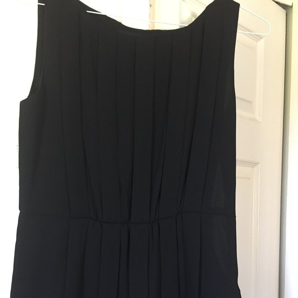 Women's Banana Republic Black Sleeveless blouse with side zipper size 8 Work Attire Wardrobe Staple