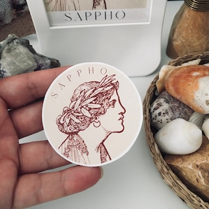 Sticker Sappho, Art saphique, Sticker féministe, Sticker littérature classique, Cadeau littéraire, Sticker grec ancien, Cadeau pour les amateurs de poésie