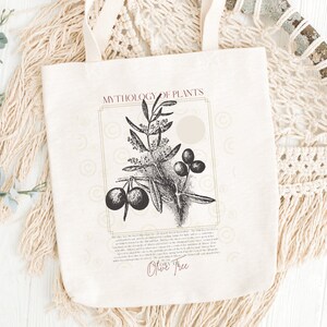 Pode incluir: Uma bolsa tote branca com uma ilustra&ccedil;&atilde;o em preto e branco de uma oliveira e o texto "Mythology of Plants Olive Tree". A bolsa tem uma al&ccedil;a marrom e o texto "There won't be a copyright mark on your bag" na parte inferior.