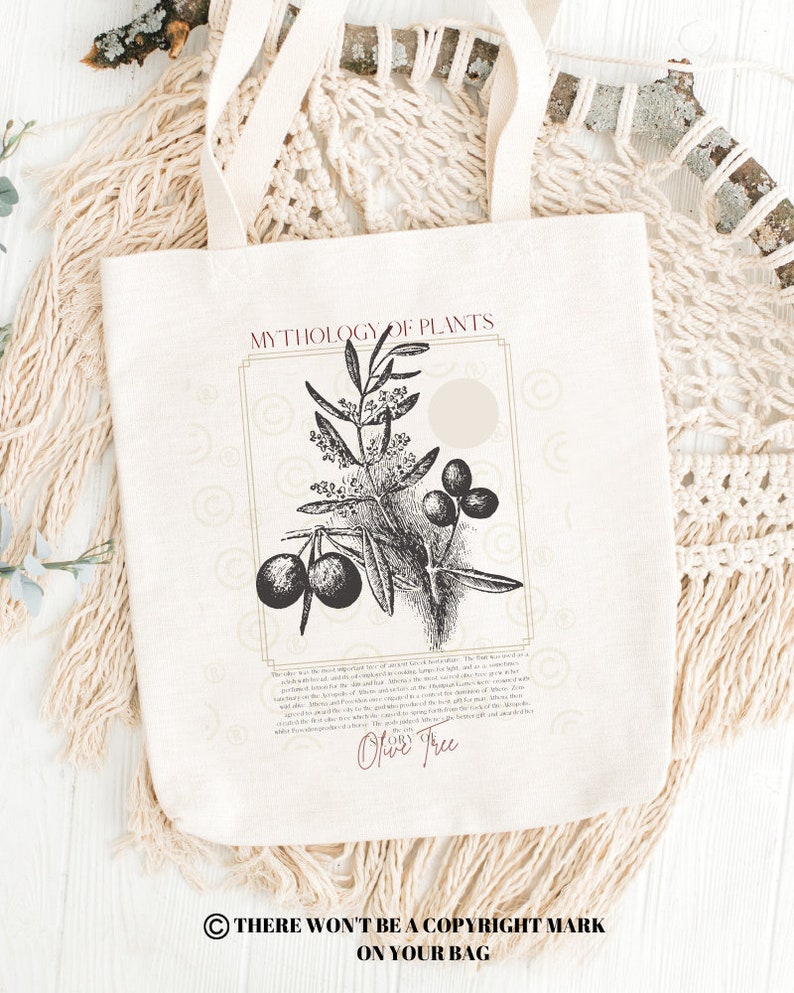 Pode incluir: Uma bolsa tote branca com uma ilustra&ccedil;&atilde;o em preto e branco de uma oliveira e o texto "Mythology of Plants Olive Tree". A bolsa tem uma al&ccedil;a marrom e o texto "There won't be a copyright mark on your bag" na parte inferior.