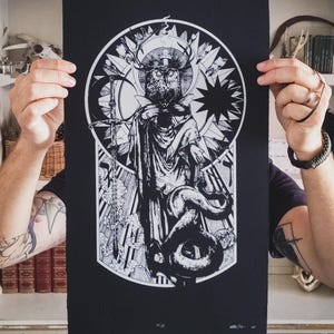 Psychopompos – Stampa artistica occulta in edizione limitata | Serigrafia su carta Somerset nera | Firmata a mano e in rilievo