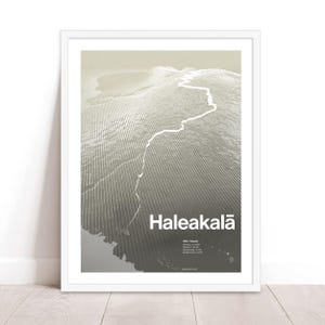 Puede incluir: Un póster minimalista con un contorno blanco de un camino sinuoso sobre un fondo gris. El texto "Haleakala" está en blanco en la parte inferior del póster. El póster está enmarcado en blanco.