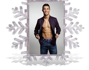 Op de afbeelding: Een man in een paars overhemd met de bovenste knopen open, waardoor zijn gespierde torso zichtbaar is, staat voor een witte achtergrond. Hij draagt ​​een blauwe jeans en heeft een ontspannen, zelfverzekerde uitdrukking.