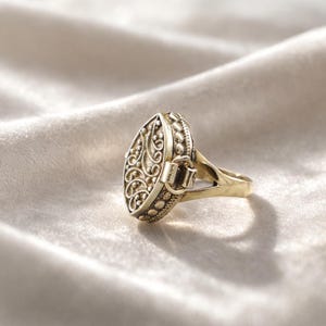 Anillo con forma de caja de veneno vintage, anillo con compartimento secreto, anillo con medallón de filigrana en forma de lágrima, anillo con almacenamiento oculto, joyería llamativa de estilo antiguo.