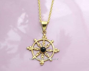 Messing dharmawielhanger met zwarte steen | Ketting met boeddhistisch symbool | Goudkleurige boho-sieraden | Spiritueel cadeau voor haar of hem