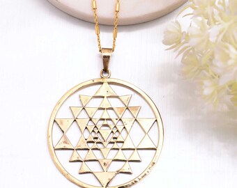 Grote Sri Yantra boho statement driehoek medaillon amulet ketting hanger medaille pijl geometrische heilige geometrie yoga sieraden visionair BP33