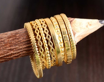 Anillos apilables minimalistas de oro, delicados anillos texturizados, finos anillos de oro para mujer, joyas para el día a día, regalo para ella.