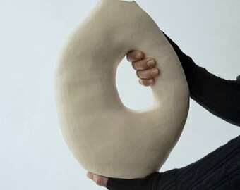 Vaso scultura in ceramica bianca fatto a mano,minimal,contemporaneo per un arredamento moderno minimalista.Oggetto decorativo. Regalo nozze.