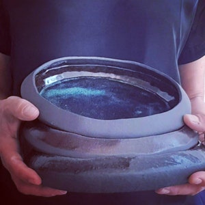 Ceramic jewelery dish or bread bowl, dark ceramic and turquoise interior. Tray with a modern and minimal design.