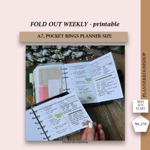 Peut inclure: Un insert de planificateur hebdomadaire pliable imprimable pour anneaux de poche A7, avec du papier quadrillé contenant des tâches, listes et notes manuscrites. Le texte indique FOLD OUT WEEKLY, A7, POCKET RINGS PLANNER SIZE, MON SUN START et No_216.