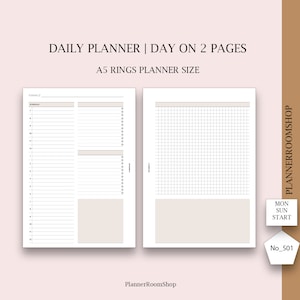 Może przedstawiać: Dwustronicowy rozkład dziennego planera z tekstem "DAILY PLANNER | DAY ON 2 PAGES" i "A5 RINGS PLANNER SIZE". Lewa strona ma harmonogram, a prawa strona siatkę. Planer ma neutralną kolorystykę z beżowymi akcentami. Widoczne jest logo PlannerRoomShop.