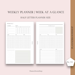 Pode incluir: Um inserto de planejador semanal em tamanho meia carta com duas páginas apresentando uma visão geral da semana. As páginas incluem seções para os dias da semana, uma grade de calendário mensal, listas de tarefas e áreas pontilhadas.