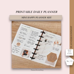Puede incluir: Un planificador diario imprimible de tamaño Mini Happy Planner con encuadernación negra. El planificador está abierto para mostrar el horario diario con notas manuscritas e ilustraciones. El texto "PRINTABLE DAILY PLANNER" está en la parte superior.