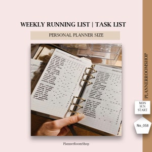 Può includere: Un primo piano di un planner personale aperto su una lista di attività settimanale e una lista di cose da fare. Il planner è nero con anelli dorati e ha un layout a griglia. Le pagine sono piene di compiti e appuntamenti scritti a mano. Il planner è etichettato "PlannerRoomShop" in basso.