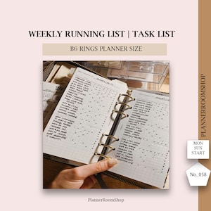 Puede incluir: Planificador abierto con una lista de tareas semanales y una lista de tareas. El planificador de anillos B6 está abierto en una página con tareas escritas a mano y casillas de verificación. El texto "WEEKLY RUNNING LIST | TASK LIST" está en la parte superior. El planificador está sostenido por una mano.