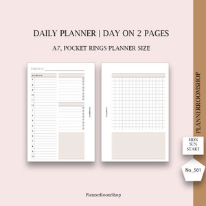 Może przedstawiać: Dwustronicowy dzienny planer z tekstem "DAILY PLANNER | DAY ON 2 PAGES" i "A7, POCKET RINGS PLANNER SIZE." Lewa strona ma harmonogram, a prawa strona ma siatkę. Planer jest biały z beżowymi akcentami. Widoczny jest tekst "PlannerRoomShop".