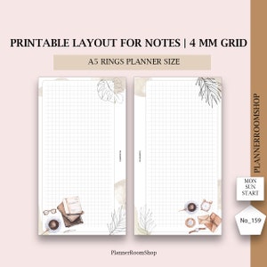 Può includere: Un layout stampabile per agenda ad anelli A5 con griglia da 4 mm. Il design presenta due pagine con illustrazioni ad acquerello di libri, caffè, occhiali e foglie. Il testo include PRINTABLE LAYOUT FOR NOTES | 4 MM GRID, A5 RINGS PLANNER SIZE, PLANNERROOMSHOP, MON SUN START e No_159.