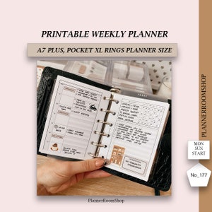 Puede incluir: Un primer plano de una agenda semanal en blanco y negro con una cubierta de cuero negro. La agenda está abierta en una página con un horario diario y una lista de tareas. La agenda está etiquetada como "Printable Weekly Planner" y "A7 Plus, Pocket XL Rings Planner Size".