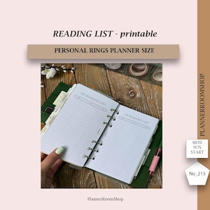 Könnte beinhalten: Eine persönliche Ringplaner-Einlage mit einer Leseliste-Vorlage auf weißem Papier mit Spalten für Titel, Autor und Bewertung. Der Planer ist geöffnet und zeigt zwei Seiten mit dem Text MY READING LIST. Der Text lautet READING LIST - printable, PERSONAL RINGS PLANNER SIZE, PLANNERROOMSHOP, MON SUN START und No_215.