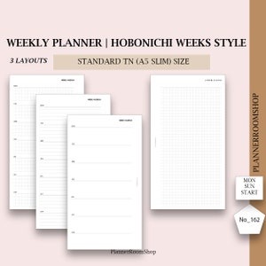 Pode incluir: Inserções de planejador semanal brancas com três opções de layout. As páginas do planejador incluem layouts de grade, pautados e abertos. O texto na imagem diz "WEEKLY PLANNER | HOBONICHI WEEKS STYLE" e "STANDARD TN (A5 SLIM) SIZE".