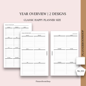 Peut inclure: Trois pages de planificateur blanches avec une présentation de l'aperçu de l'année. Les pages sont étiquetées avec les mois et comportent des cases à cocher. Le texte sur les pages indique "YEAR OVERVIEW | 2 DESIGNS" et "CLASSIC HAPPY PLANNER SIZE". Le logo PlannerRoomShop est visible.