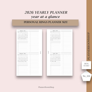 Op de afbeelding: Een witte 2026 jaarplanner met een jaaroverzicht. De planner bevat maandkalenders en ruimte voor notities. De tekst "PERSONAL RINGS PLANNER SIZE" wordt weergegeven. De merknaam "PlannerRoomShop" is zichtbaar.