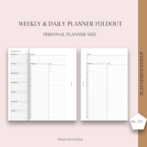 Puede incluir: Un modelo de planificador semanal y diario desplegable en blanco y negro. El planificador tiene un diseño sencillo con una vista general semanal y un horario diario y una lista de tareas pendientes. El texto "WEEK OF://" está en la parte superior de la vista general semanal.