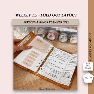 Könnte beinhalten: Ein brauner Leder-Personalplaner mit wöchentlichem 1,5-Klapplayout. Der Planer ist geöffnet und zeigt einen detaillierten Wochenplan und verschiedene Einsätze. Das Bild zeigt auch dekorative Washi-Tape-Rollen und den Text "WEEKLY 1.5 - FOLD OUT LAYOUT".