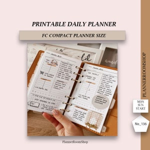 Puede incluir: Un planificador de cuero marrón con anillos dorados, abierto para mostrar páginas de horario diario. Las páginas tienen notas manuscritas, casillas de verificación y secciones de tareas. El texto "PRINTABLE DAILY PLANNER" y "FC COMPACT PLANNER SIZE" está en la parte superior.