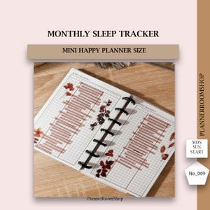 Könnte beinhalten: Ein monatlicher Schlaf-Tracker-Einsatz für einen Mini-Happy-Planer mit Rasterlayout und aufgedruckten roten Blattillustrationen. Die Seiten enthalten den Text SLEEP TRACKER, MON SUN START und No_069. Der Einsatz ist mit schwarzen Kunststoffscheiben gebunden.