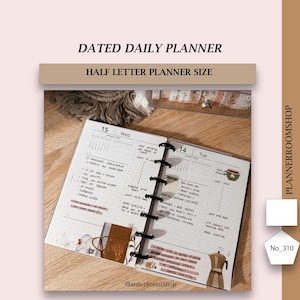 Puede incluir: Un planificador diario fechado abierto, con encuadernación en espiral negra. El planificador muestra notas manuscritas y pegatinas decorativas. El texto "DATED DAILY PLANNER" y "HALF LETTER PLANNER SIZE" están en la parte superior.