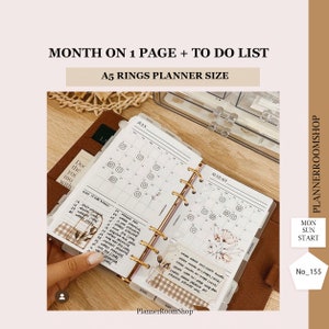 Könnte beinhalten: Nahaufnahme eines weißen A5-Planers mit goldenen Ringen. Der Planer hat ein monatliches Kalenderlayout mit Juli und August sichtbar. Die Juli-Seite hat eine To-Do-Liste mit handschriftlichen Notizen. Die August-Seite hat ein florales Design. Der Planer ist mit "PlannerRoomShop" und "No_155" beschriftet.