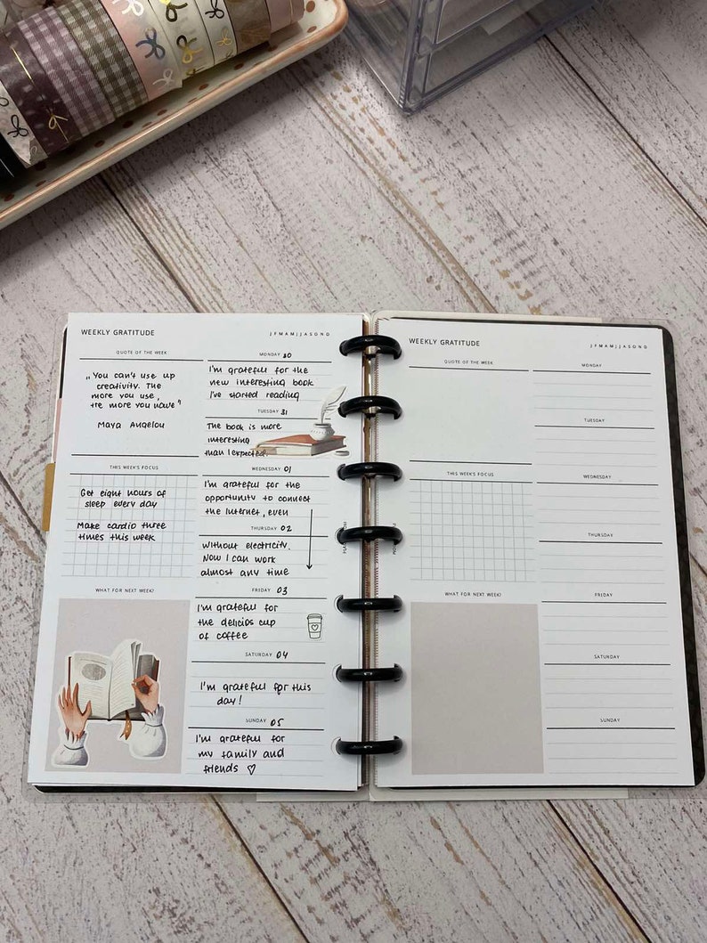 Puede incluir: Un diario semanal de gratitud con un dise&ntilde;o en blanco y negro. El diario tiene una cita de Maya Angelou: "No puedes agotar la creatividad. Cuanto m&aacute;s la usas, m&aacute;s tienes."