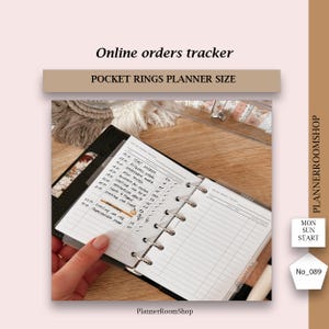 Puede incluir: Un planificador de anillos de bolsillo negro abierto en una página rayada con notas manuscritas. El texto "Online orders tracker" y "POCKET RINGS PLANNER SIZE" están en la parte superior. El logotipo de PlannerRoomShop es visible.
