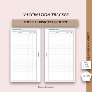 Könnte beinhalten: Ein weißer Impf-Tracker-Einsatz für einen persönlichen Ringplaner. Der Einsatz enthält Abschnitte für Impfstoff, Alter und Datum. Der Text "VACCINATION TRACKER" und "PERSONAL RINGS PLANNER SIZE" stehen oben. Das PlannerRoomShop-Logo befindet sich unten.