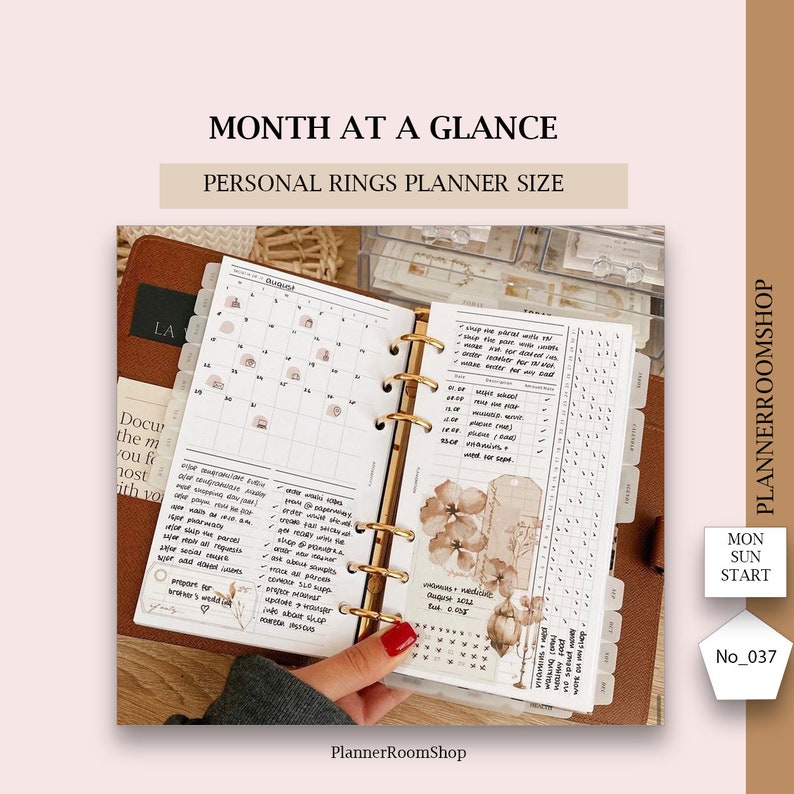 Op de afbeelding: Een witte maandelijkse planner met een bruine leren omslag. De planner is open op de maand augustus en heeft een bloemenontwerp op de rechterpagina. De planner is gelabeld "Month at a Glance" en "Personal Rings Planner Size".
