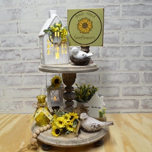 Vassoio a più livelli con girasole...Decorazione primaverile...Casa illuminata...Casa con luci da tè...Bouquet di girasoli...Decorazione con girasole...Arredamento per la casa...Uccelli
